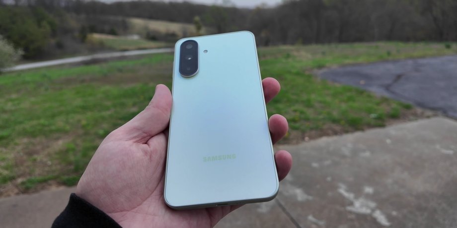 Человек держит смартфон Samsung Galaxy A36 на улице