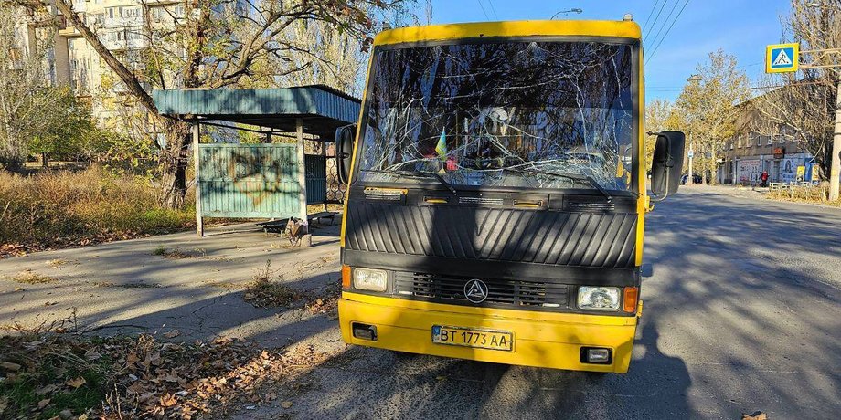 маршрутка херсон обстрел, херсон маршрутка, маршрутный автобус, маршрутное такси