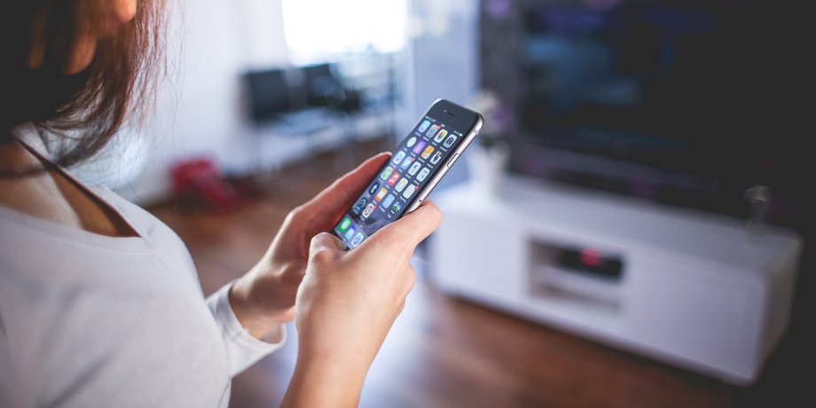 Дівчина, смартфон, соцмережі, Instagram, Facebook, платна підписка