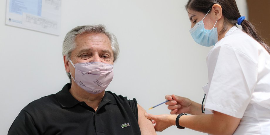 Альберто Фернандес, Спутник V, укол, вакцинация, президент Аргентины