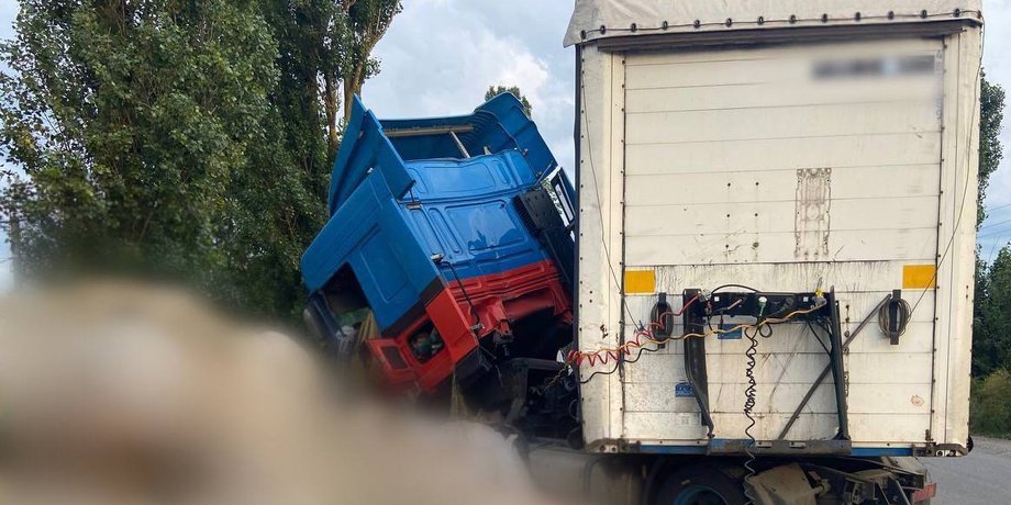 На Киевщине в результате аварии фура врезалась в блокпост