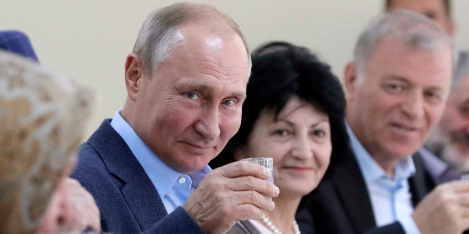 владимир путин с рюмкой, путин пьет водку, путин с водкой, путин алкоголь