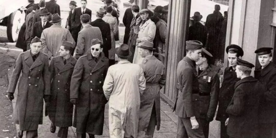 Историческое фото улицы Рейкьявика 1943 года, на котором среди прохожих выделяется мужчина с мобильным телефоном