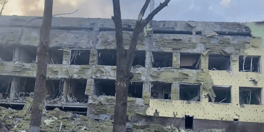 Последствия авиаудара по детской больнице в центре Мариуполя
