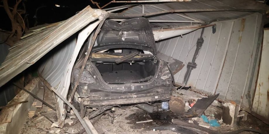 Авто у понівеченому гаражі