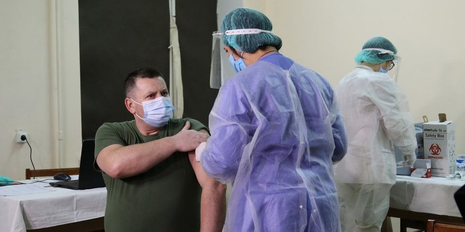 коронавирус, вакцина, Covishield,  AstraZeneca,