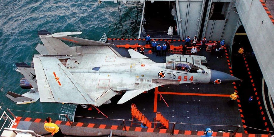 Палубный самолет Shenyang J-15 ВВС Китая