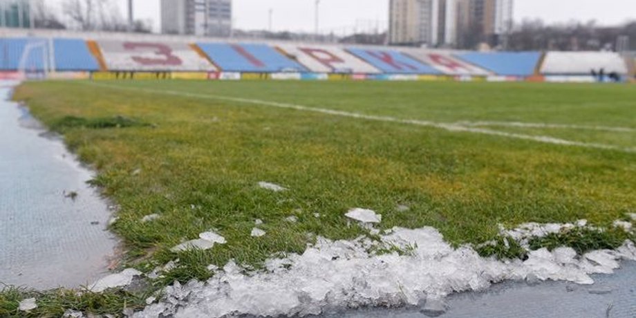 Стадион "Звезда" покрыт льдом, "Зирка", Кропивницкий, обморожение поля
