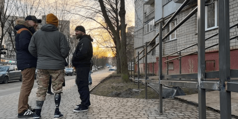 Мешканці будинку стверджували, що взагалі не бачили Сергія Власова на інвалідному візку