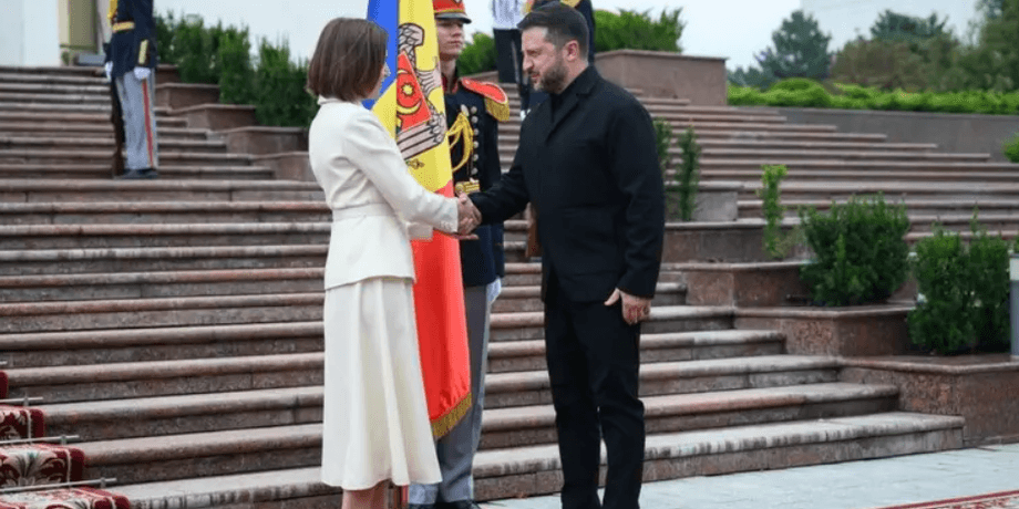 Мая Санду вручила награду Владимиру Зеленскому Владимира Зеленского наградили в Молдове