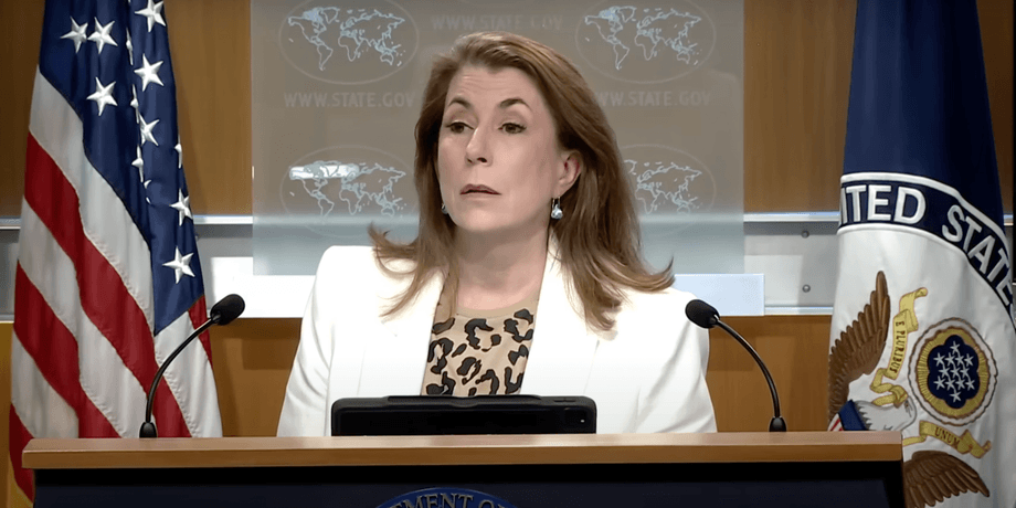 Речниця Державного департаменту США Теммі Брюс слухає запитання під час брифінгу