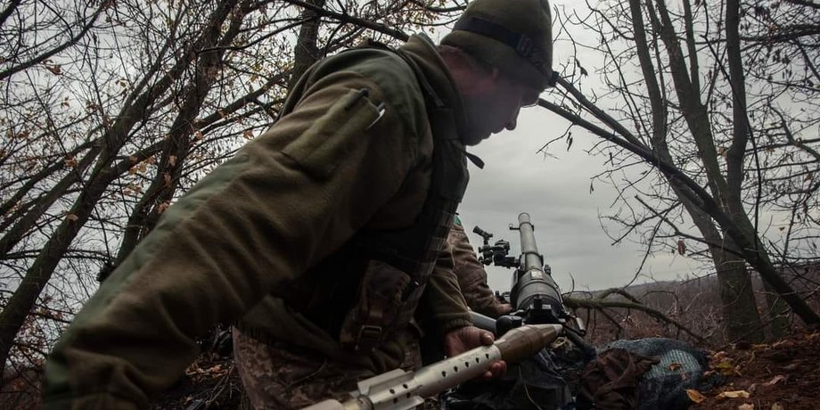Украинский артиллерист со снарядом