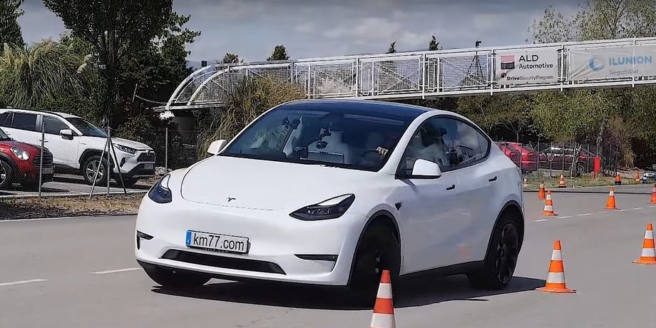 Tesla Model Y проходит лосиный тест, испытания на полигоне, электричекий кроссовер