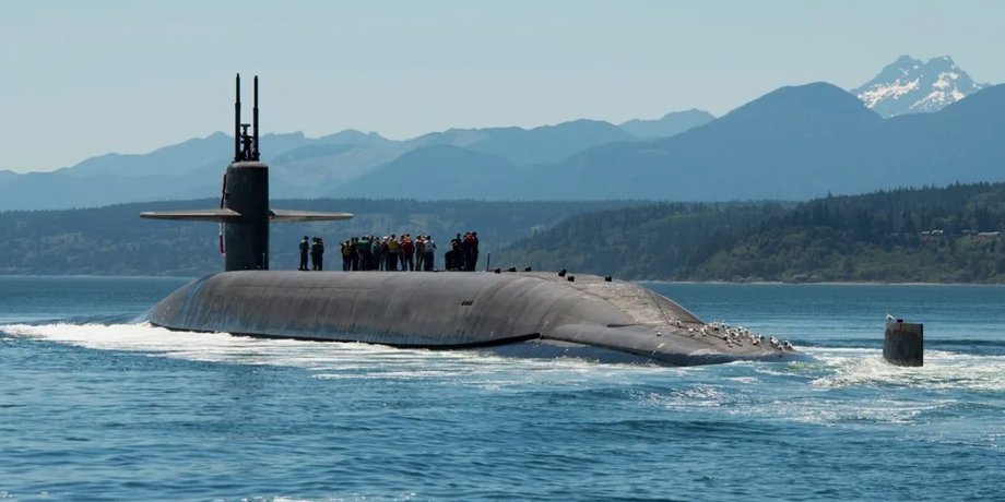 Субмарина США спливла біля берега