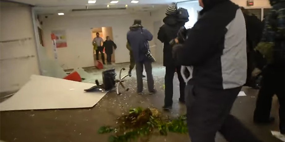 В офисе банка / Скриншот из видеосюжета
