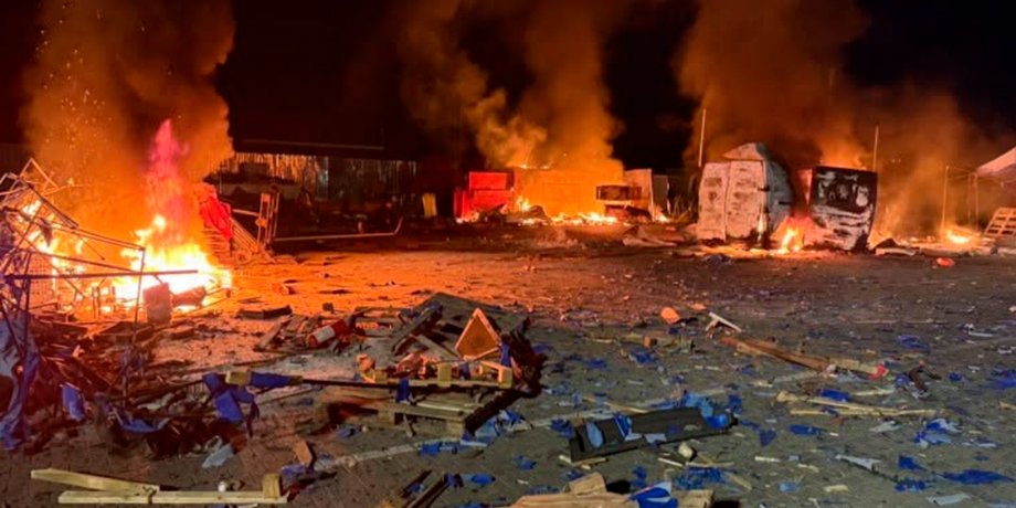 Крупный пожар на оптовом рынке "Столичный" под Киевом после попадания российского ударного дрона