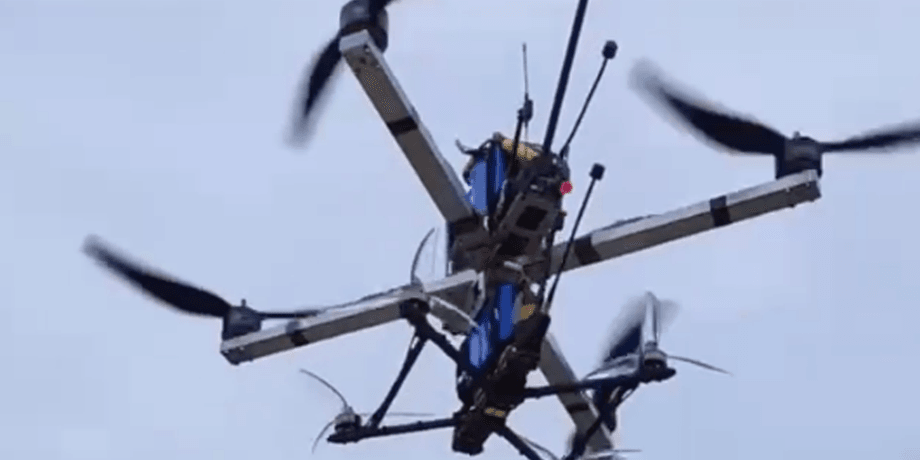 Дрон Королева Диких Шершней несет FPV и ретранслирует сигнал