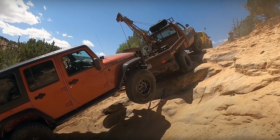 спасение Jeep Wrangler в скалах