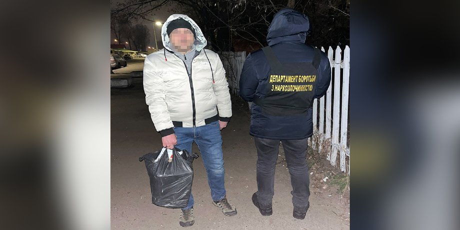 задержание человека с наркотиками, задержание наркотики киев, киев наркотики, киев наркокурьер