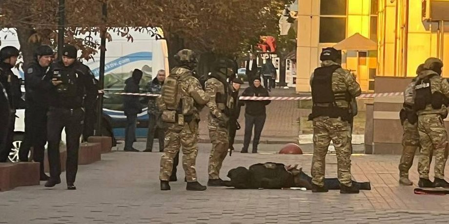 Киев, полиция, спецназовцы полиции КОРД, вооруженный мужчина