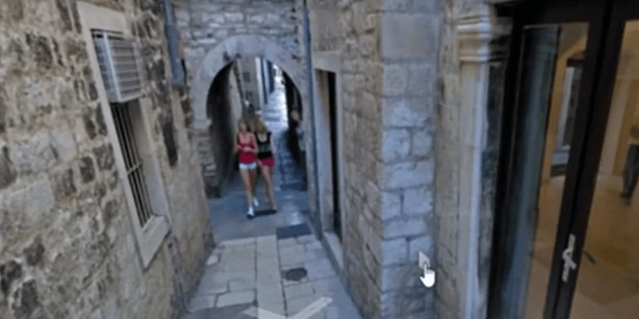 "Дівчина-мутант", Google Maps, вулиці міста, дівчина з 3 ногами, дівчина з 3 кінцівками, глюк Google Maps, соцмережі,