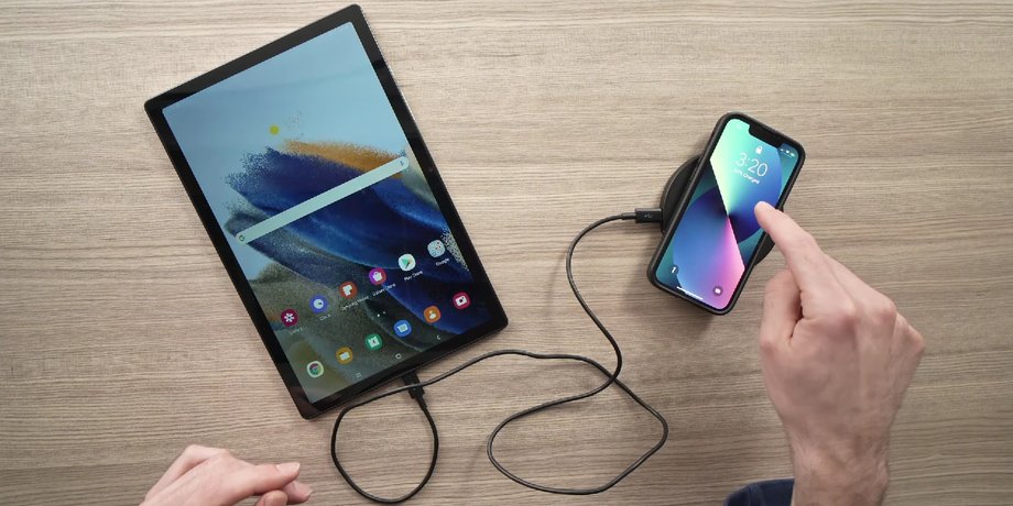 Планшет і смартфон заряджаються на столі