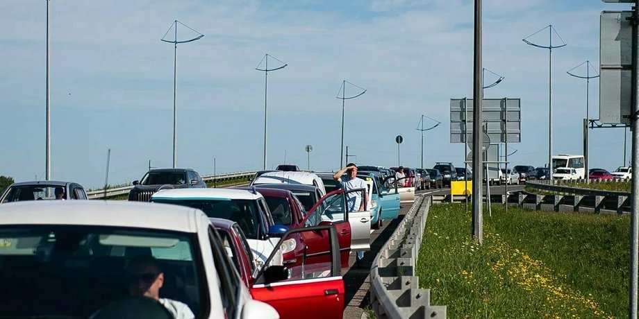Черга за бензином в РФ Черга автомобілів за бензином в Росії