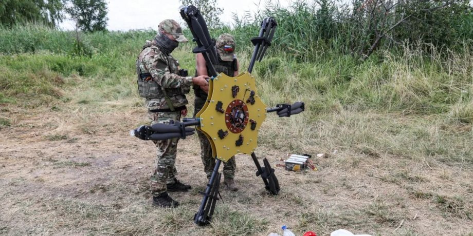Російські військові створили імітацію дрона "Баба Яга", здатного робити скиди великої кількості вибухівки