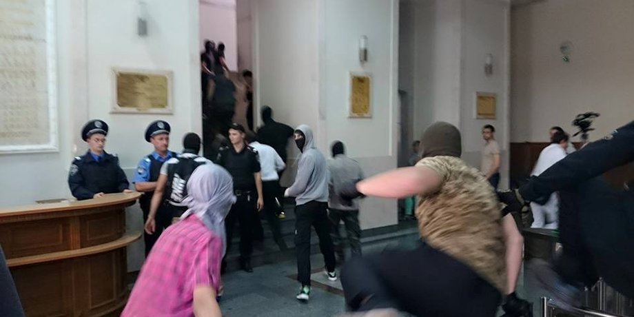 Неизвестные в балаклавах ворвались в здание Харьковского горсовета / facebook.com/slava.mavrichev