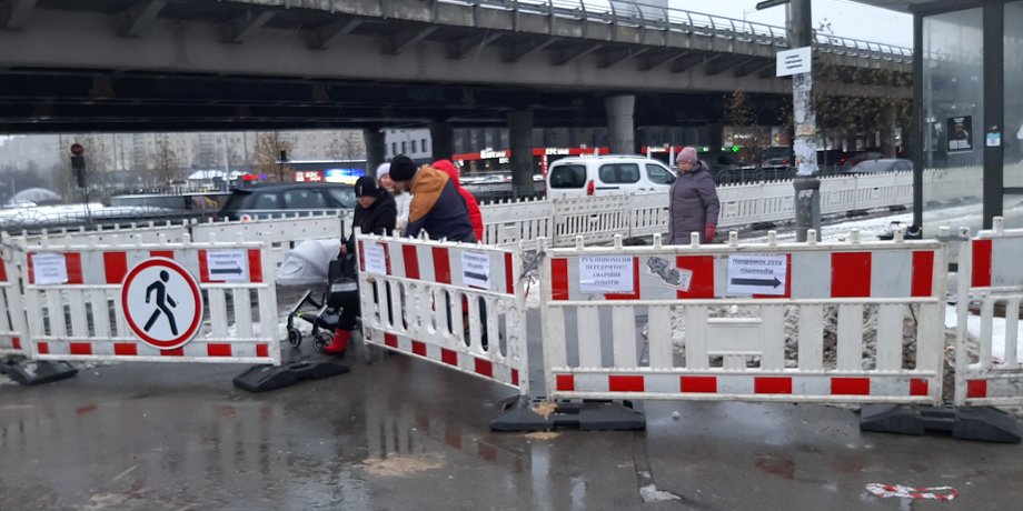 Станція "Деміївська", почали просідати торгові павільйони
