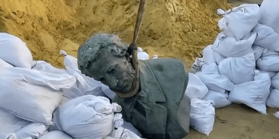 Снос бюста Пушкину в Харькове