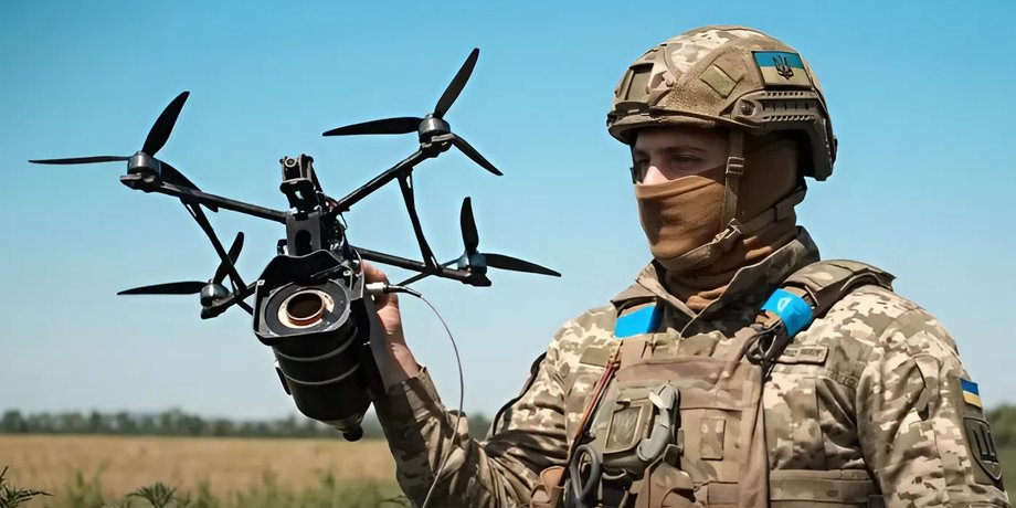 фото бійця з FPV-дроном на оптоволокні