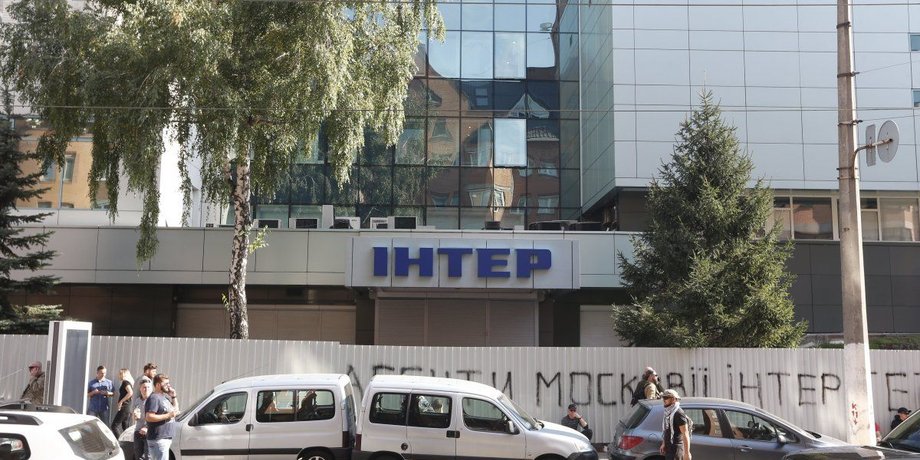 Протестующие блокируют работу телеканала "Интер" / Фото: В.Романенко, lb.ua