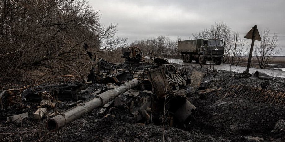 Разрушенный российский танк, танк рф,