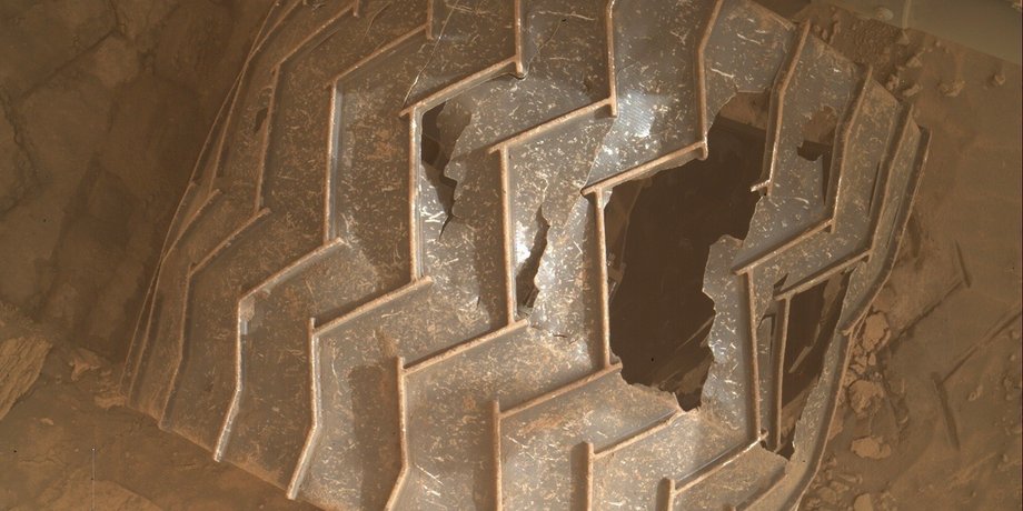 Curiosity, колесо, Красная планета, дыра, снимок
