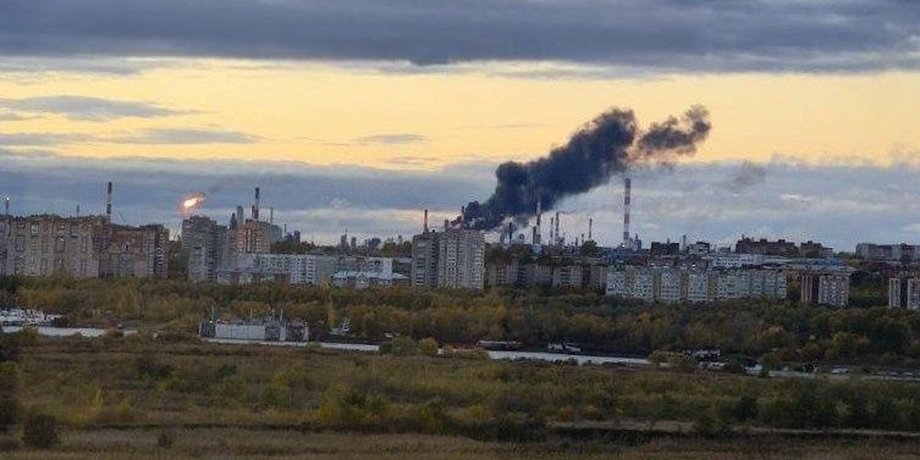 На Омском НПЗ видно место попадания