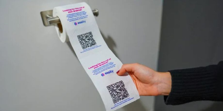 Компания начала печатать объявления о вакансиях на туалетной бумаге, трудоустройство