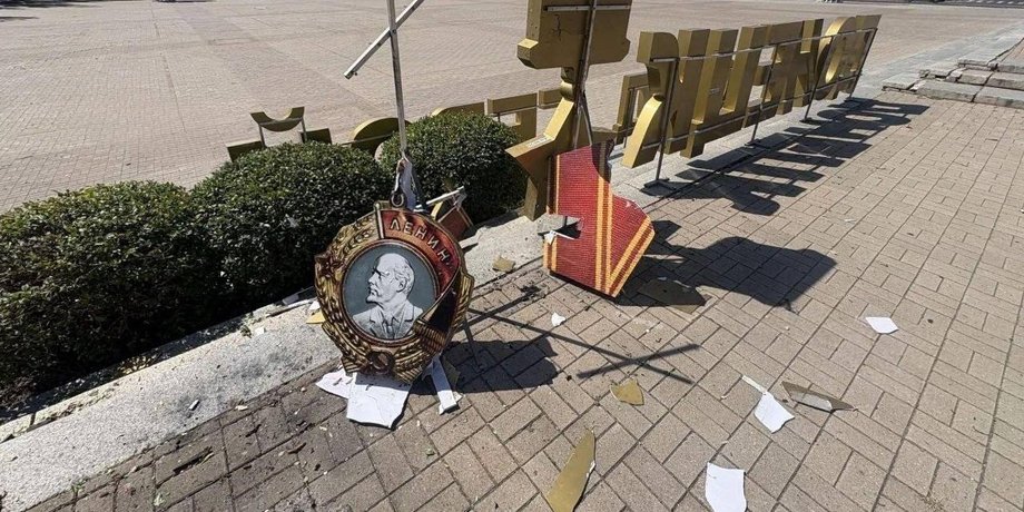 фото инсталляции с Лениным в Донецке 24 августа