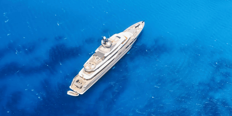 Розкішна суперяхта мільярдера у відкритому морі, яка за один рейс спалює десятки тисяч галонів дизельного палива