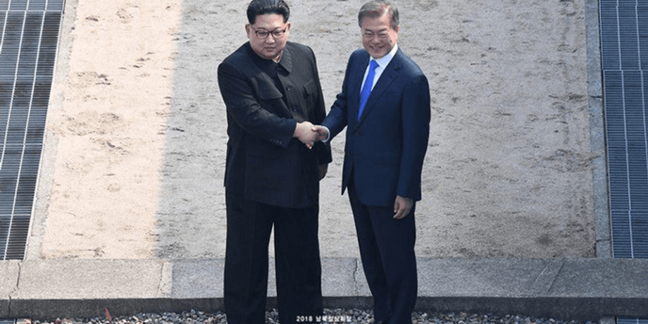 Ким Чем Ын и Мун Чжэ Ин/Фото: twitter.com/TheBlueHouseKR