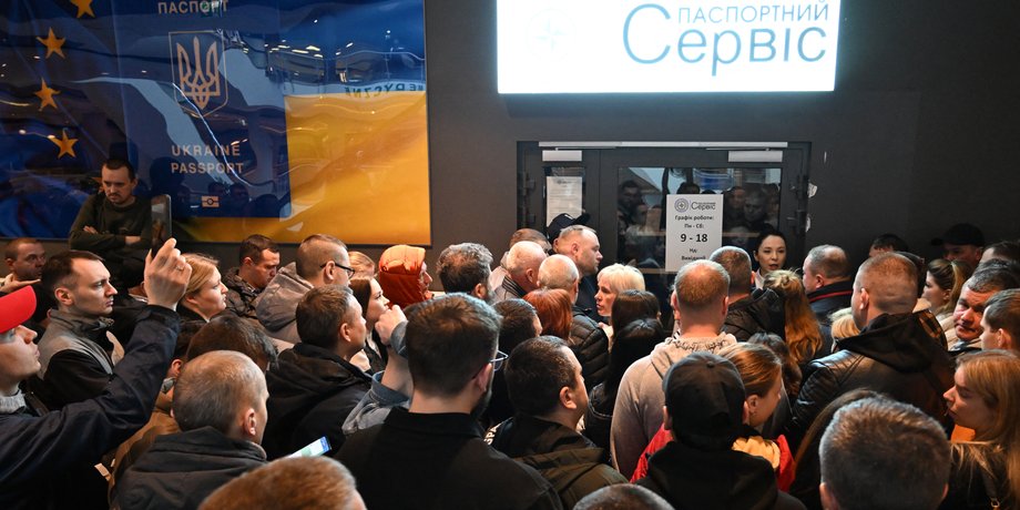 выдача паспортов за границей, украинцы за рубежом, украинцы за рубежом