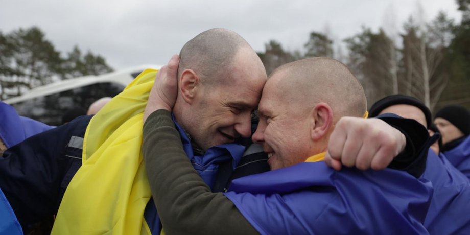 фото встречи бойцов во время обмена пленными