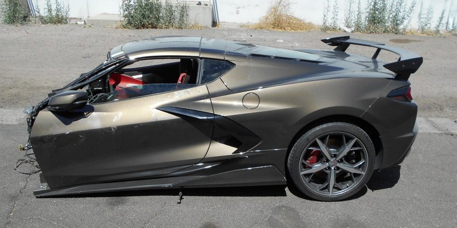 разбитый Chevrolet Corvette Stingray