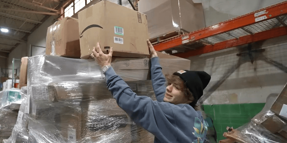 Блогер купил посылки Amazon, возвращенные посылки, блогер, ютубер, распаковка посылок, перепродажа предметов, получил прибыль