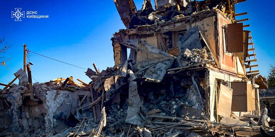 зруйнований булинок, обстріл 18 серпня, Київська область ракетний удар, ракетний удар 18 серпня