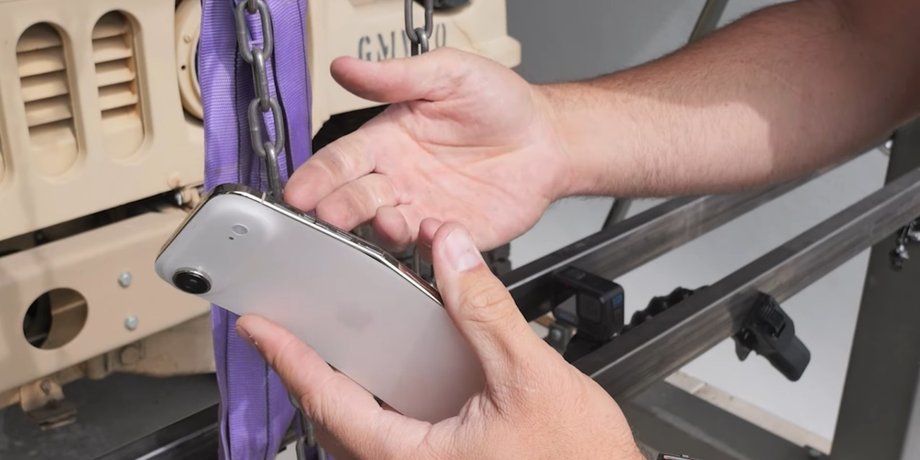 Тест на прочность JerryRigEverything iPhone Air согнуть смартфон