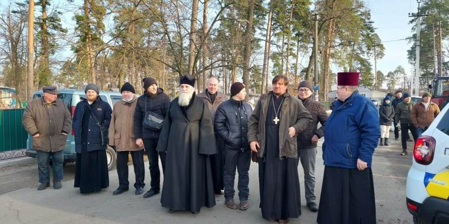 Священники УПЦ и ПЦУ устроили потасовку из-за строительства храма под Киевом