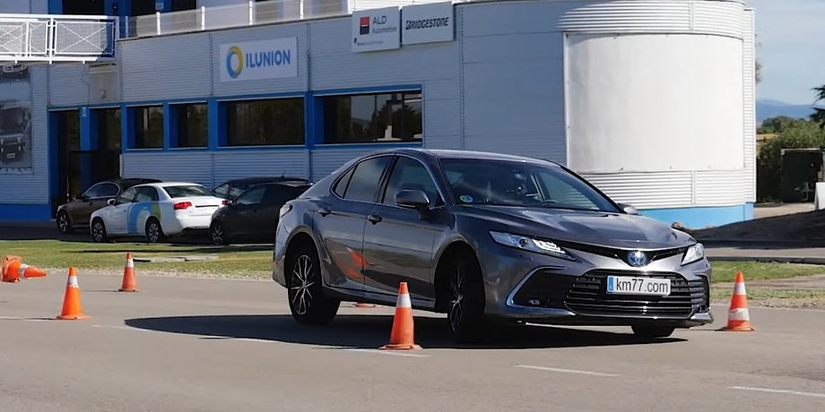 Toyota Camry, лосиний тест, Toyota Camry 2022, нова Toyota Camry, гібрид Toyota Camry, лосиний тест Toyota Camry