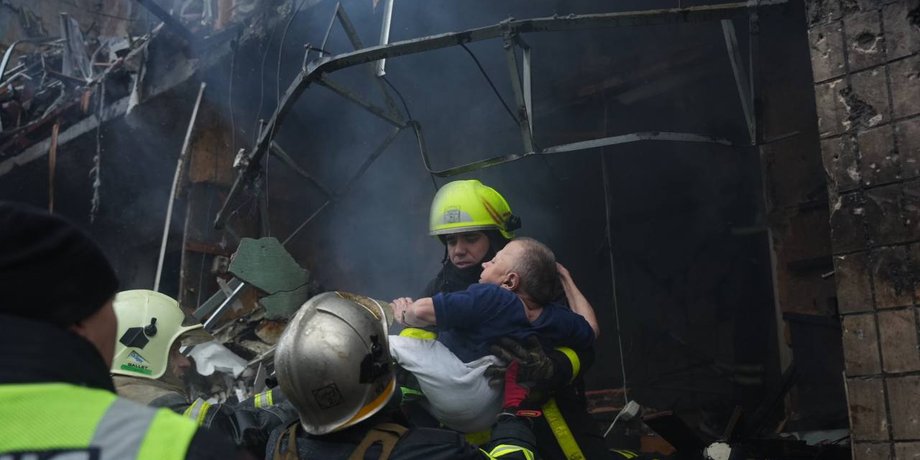 порятунок людини, обстріл Києва, атака по Києву, війна в Україні, ДСНС