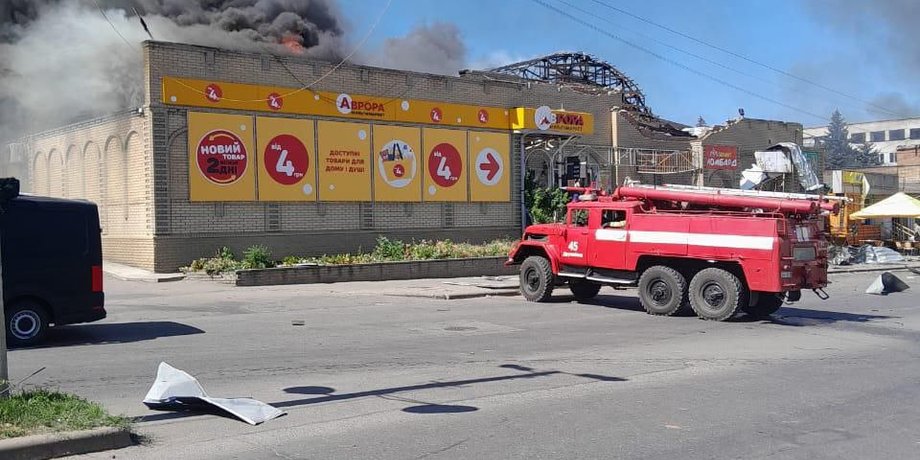 фото пожежі в магазині після удару РФ